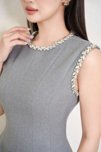Vestido midi acampanado sin mangas con cuello de cuentas para mujer, de microfibra, cintura alta, casual, con remaches y corte ajustado. - Product Image 6