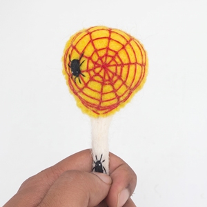 Ornement Sucette Toile d'Araignée d'Halloween en Feutre et Laine – Cadeau Spécial Fête d'Halloween pour Enfants - Product Image 3