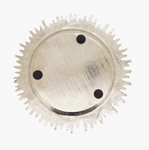 Assiettes de présentation modernes texturées à motif soleil, bord festonné et gaufré, finition argent métallisé, faites à la main, pour une mise en scène de table de Noël unique - Product Image 4