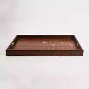 Plateau de service élégant en bois avec motifs floraux incrustés de nacre et poignées intégrées, idéal pour la décoration et le service dans les maisons modernes - Product Image 2