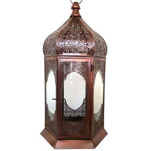 Farol de hierro pintado a mano con aspecto envejecido y gran abertura para facilitar la colocación de velas - Product Image 5