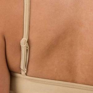 Sujetador deportivo beige con logo personalizado para mujer, top corto con cuello en V y tirantes finos, conjunto de gimnasio para fitness, ropa deportiva al por mayor - Product Image 4