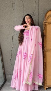 Salwar Kameez con Estampado de Rosas Rosadas Hechas a Mano, Traje Tradicional para Mujer, Largo hasta el Suelo, Corte Holgado, de Rayón, para Bodas, Estilo India/Pakistán - Product Image 2