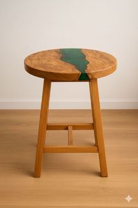 Table d'appoint triangulaire moderne en bois/résine avec grain naturel et incrustation en époxy noir pour une décoration intérieure d'inspiration naturelle - Product Image 5