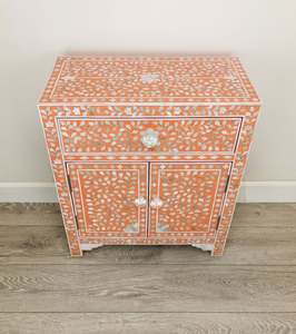Mueble de Salón Hecho a Mano Estilo Asiático con Incrustaciones Florales de Coral Blanco y Madreperla, con un Cajón y Dos Puertas - Product Image 5