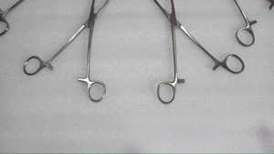 คีมผ่าตัดสแตนเลสคุณภาพสูง 4 ชิ้น ขนาด 8 นิ้ว ยี่ห้อ Allis ใช้ซ้ำได้ สำหรับการผ่าตัดผ่านกล้องและการผ่าตัดแบบเปิด - Product Image 3