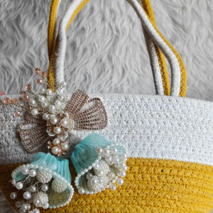 Elegante Bolso Tote de Paja Tejido a Mano con Lazos Adornados con Perlas, Broche Decorativo de Diamantes de Imitación, Bolso de Mano Estiloso para el Verano, Bolso de Vacaciones - Product Image 3