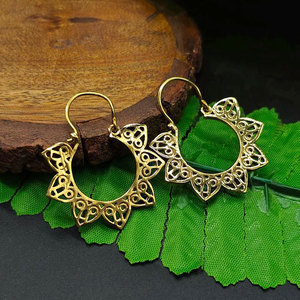 Pendientes de Aro Hechos a Mano con Filigrana de Girasol Dorado, Joyería Étnica Boho Tribal para Mujer - Product Image 1