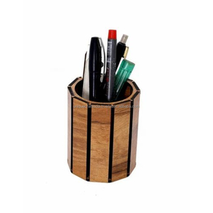 Soporte octogonal de madera para bolígrafo con tiras de acento negro Organizador de escritorio hecho a mano para decoración de oficina y hogar - Product Image 1