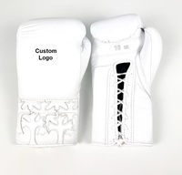Ensemble de boxe de luxe en cuir blanc PVC, gants de sparring confortables et professionnels à lacets de 16 oz, avec croix gothique personnalisée en relief