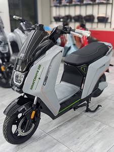 สกู๊ตเตอร์ไฟฟ้า Directly Factory E4 2000W มอเตอร์ 72V 32Ah แบตเตอรี่ตะกั่วกรด/ลิเธียม เบรกดิสก์ ความเร็วสูงสุด 85 กม./ชม. สำหรับผู้ใหญ่ - Product Image 3