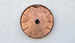 Horloge murale contemporaine en or martelé, idéale pour l'entrée et les murs latéraux, ajoute une touche de texture et d'intérêt visuel, vente en gros depuis l'Inde - Product Image 5
