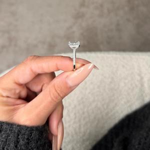 Anillo de Compromiso con Diamante Cultivado en Laboratorio de Corte Radiante de 2.50 Quilates, Oro Blanco de 14k, Halo Oculto y Piedras Laterales Pavé, Certificado IGI - Product Image 2