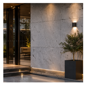 Dalle de granit blanc d'Alaska avec des motifs minéraux prononcés et des sculptures aux tons blancs vifs, accents décoratifs - Product Image 1