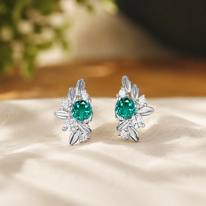 Boucles d'oreilles clous tendance en argent plaqué avec pierres vertes rondes taille brillant et motif feuille pour femme, idéales pour mariage et soirée - Product Image 4