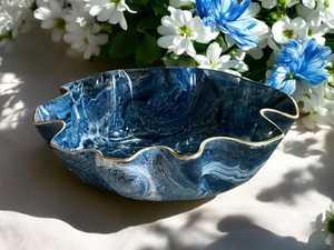 Grande coupelle décorative en résine époxy bleue, design géode, faite à la main, 18 pouces - Product Image 3