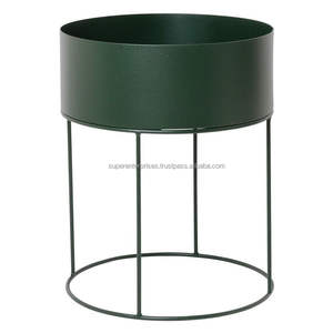 Table d'appoint fonctionnelle en métal, conçue avec des pieds robustes offrant un support fiable pour une utilisation quotidienne dans le salon - Product Image 6