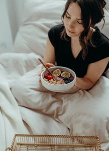 ชามซุปเซรามิกดีไซน์มินิมอลทันสมัย ขอบหนา ฐานลายจุด เคลือบเงา ทนทาน ปลอดภัยสำหรับอาหาร เหมาะสำหรับการเสิร์ฟอย่างมีสไตล์ - Product Image 5