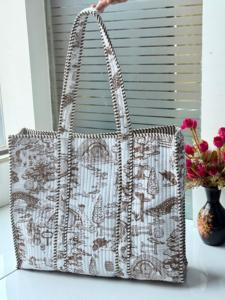 Sac fourre-tout matelassé en coton pour femme, fait main, grand format, élégant, imprimé à blocs, sac de voyage avec fermeture éclair - Product Image 2