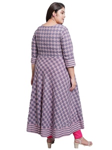 Kurti Anarkali con estampado floral rosa en tela de algodón con cuello redondo y mangas 3/4 para mujeres de talla grande. - Product Image 2