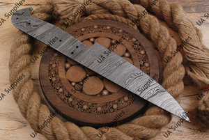 Cuchillo de Chef Profesional UA Supplies, Forjado a Mano en Acero de Damasco con Patrón Trenzado, Espiga Completa, Ambidiestro, Acabado Cepillado, Moderno - Product Image 5