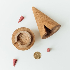 Diffuseur d'arômes en bois minimaliste en forme de goutte d'eau, mettant en valeur les textures naturelles du chêne, parfaitement complété par des lumières féériques festives - Product Image 3