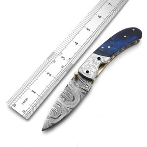 Couteau pliant EDC en acier Damas fait main, manche en résine marbrée, étui en cuir, pour la chasse et le camping, directement du fabricant - Product Image 2
