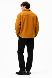 Chaqueta tipo shacket de forro polar color mostaza para hombre, sobrecamisa informal de invierno, chaqueta de forro polar suave y cepillado, ropa exterior premium para hombre. - Product Image 3
