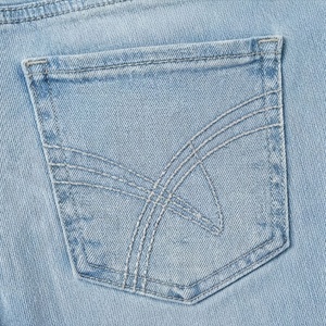 กางเกงยีนส์ขาสั้นผู้หญิง ระบายอากาศได้ดี เป็นมิตรกับสิ่งแวดล้อม ผ้าฝ้าย กระดุมผ่าหน้า เอวสูง ทรงบูตี้ฟิต ลายพิมพ์ลำลอง แฟชั่นทันสมัย - Product Image 5