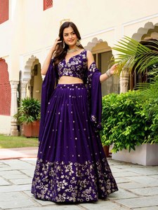 Lehenga Choli en tissu de soie Vichitra avec broderies Zari et sequins, superposées avec micro-toile et cancan, accompagné d'un dupatta. - Product Image 3