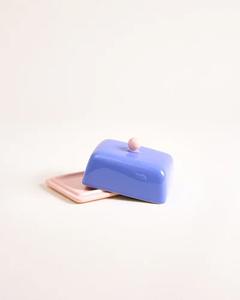 Pot à beurre contemporain avec couvercle à bouton à prise confortable, base de service compacte, finition émail brillant, élégant rangement de beurre pour la cuisine - Product Image 2