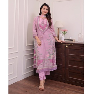 Traje Pakistaní de Muselina Lila, Bellamente Decorado con Estampados Digitales y Bordado a Mano, Traje Salwar Pakistaní - Product Image 1