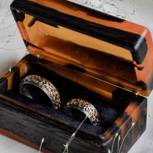 Boîte à bagues unique en bois et résine à double compartiment, faite à la main, style rustique, pour fiançailles, mariage, vente en gros - Product Image 1