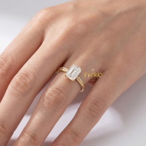 Anillo de Compromiso de Oro de 18K con Diamante Cultivado en Laboratorio con Corte Esmeralda, Diseño Inspirado en la Naturaleza con Grabado de Hoja, Anillo de Boda de Lujo para Mujer, Personalizado - Product Image 5