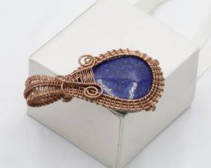Pendentif en Lapis Lazuli Naturel AAA+++ avec Fil de Cuivre Enroulé, Bijou Fait Main en Pierre Précieuse, Taille Unique, Pendentif Bohème en Cristal de Guérison - Product Image 1