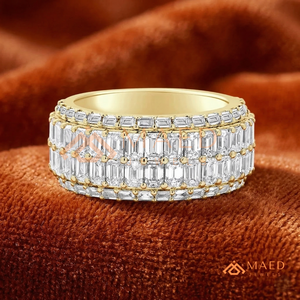Anillo de boda de lujo de oro amarillo de 14K con triple fila de moissanita de corte esmeralda y diamantes de laboratorio horizontales de oriente a oeste para mujer - Product Image 4