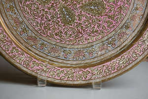 Assiette de chargeur en métal gravé antique au design élégant, parfaite pour la décoration de la table du dîner et idéale pour l'approvisionnement en gros - Product Image 2