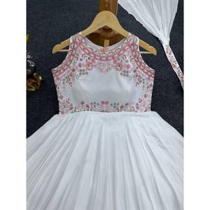 Robe de soirée de créateur Gown et Dupatta avec fil et séquence Travail Taille XL - Product Image 2