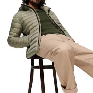 Chaqueta clásica de invierno para hombre, reimaginada con un elegante y moderno acabado de chaqueta acolchada. - Product Image 2