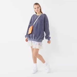 Sweat-shirt à capuche unisexe en molleton tricoté épais pour l'hiver, avec logo frontal effet délavé et épaules tombantes pour femme - Product Image 3
