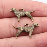 Breloque Terrier Airedale Debout 23x14mm en Alliage de Zinc Bronze Antique pour Souvenir Commémoratif de Chien