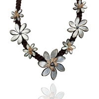 Collier Bijou Fantaisie Coquillage de Tahiti avec 7 Fleurs en Nacre Tiare et Coquillage Conque sur Cordon Tressé