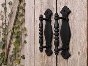 Manija de Hierro Forjado Tradicional Resistente a la Oxidación con Superficie Galvanizada, Accesorio Duradero para Cercas Exteriores - Product Image 4