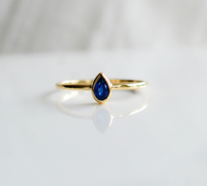 The Royal DROP 14K แหวนโซลิแทร์แซฟไฟร์สีน้ำเงินตัดลูกแพร์ - Product Image 1