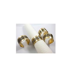 Anillo decorativo de metal para servilletas, diseñado para arreglos festivos de mesa, que aporta una textura rica y un atractivo visual elegante. - Product Image 1