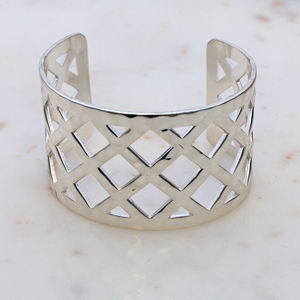 Bracelet manchette en laiton plaqué argent pour femme - Jonc géométrique ajouré à motif treillis - Bracelet large à motif grille - Product Image 6