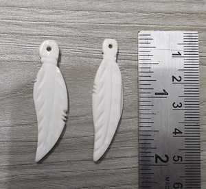 Pendentifs en plumes d'os sculptés à la main par des artisans | Charmes de bijoux tribaux complexes - Product Image 4