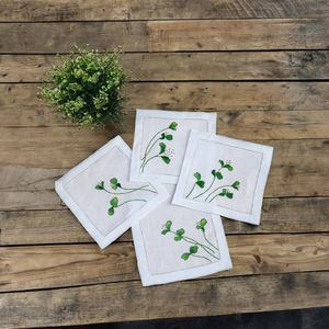 Pousses vertes fraîches brodées sur des serviettes en lin, apportant une énergie vibrante et une touche de nature au repas quotidien. - Product Image 4