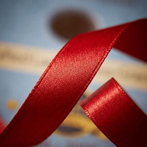 Ruban en satin rouge double face de 6 mm en gros pour emballage cadeau, artisanat floral, nœuds pour cheveux, étiquettes de couture, décoration de fête, utilisation DIY - Product Image 4