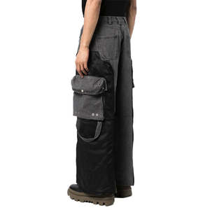 Pantalon cargo en jean pour homme personnalisable en gros, coupe ample, denim délavé, avec empiècements latéraux en maille et poches cargo - Product Image 2